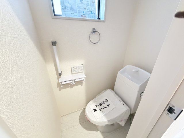 リーブルガーデンＳ第２前橋総社町植野　１号棟のトイレ|1階トイレです。清潔感のある白を基調としています。
温水洗浄・便座暖房機能の付いた快適なトイレです☆