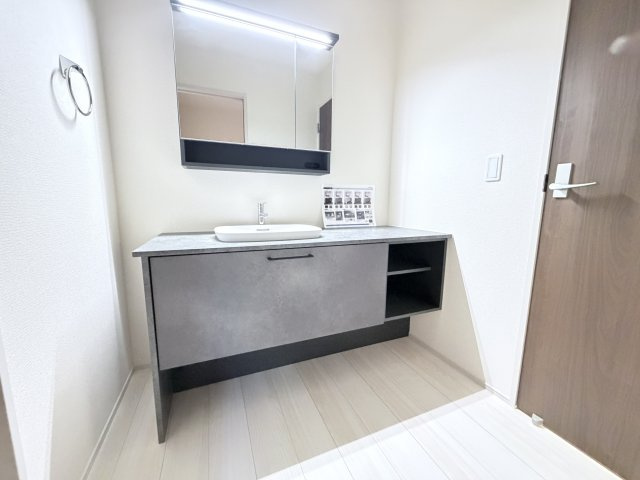 リーブルガーデンＳ第２前橋総社町植野　１号棟の独立洗面台|脱衣室と分離タイプのパウダールーム！シャワー水栓付き洗面台で朝の身支度もバッチリです！
洗面台には収納スペースもあり洗面室もすっきり片付きますよ！