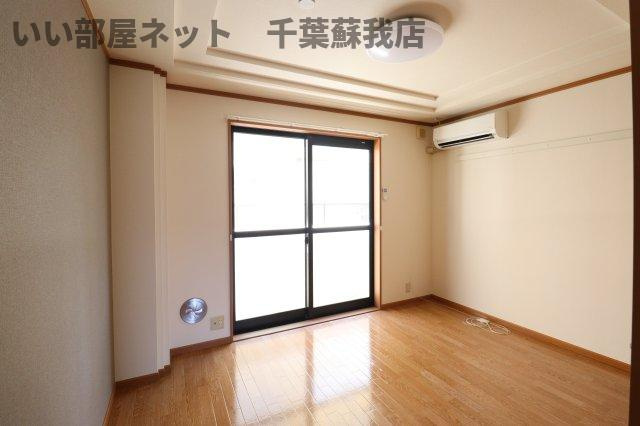 ガーデンハウスの居間・リビング|こちらのリビングで趣味の時間をお楽しみください