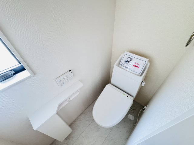柏市今谷上町新築戸建【光ケ丘小学校:６分】のトイレ|温水洗浄暖房便座つきトイレ