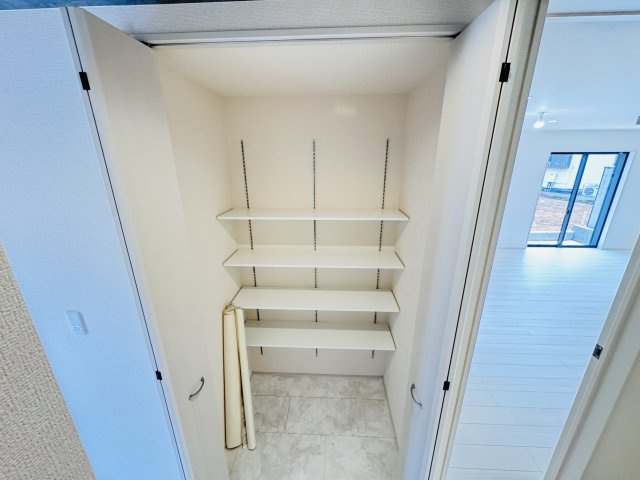 柏市今谷上町新築戸建【光ケ丘小学校:６分】の収納|玄関ホール前・収納スペース