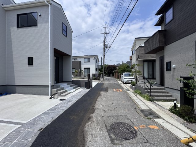 柏市今谷上町新築戸建【光ケ丘小学校:６分】の前面道路含む現地写真|東側前面道路