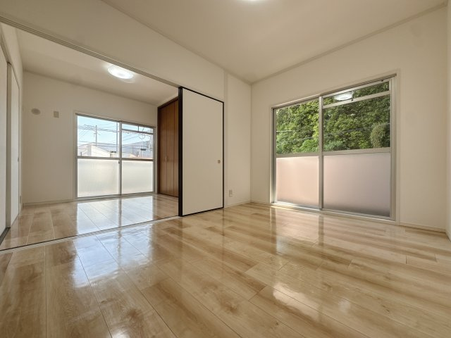 【洋室】 | 老司エクセル15☆仲介手数料半額☆ | 隣接するお部屋を開放すれば、より広々とした大空間として多目的に活用いただけます。