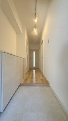 【玄関】 | 老司エクセル15☆仲介手数料半額☆ | あえてコンパクトなサイズを採用することで、玄関土間のスペースを広く確保。圧迫感を感じさせないため、住まいの顔である玄関がパッと明るく開放的な印象になります。
