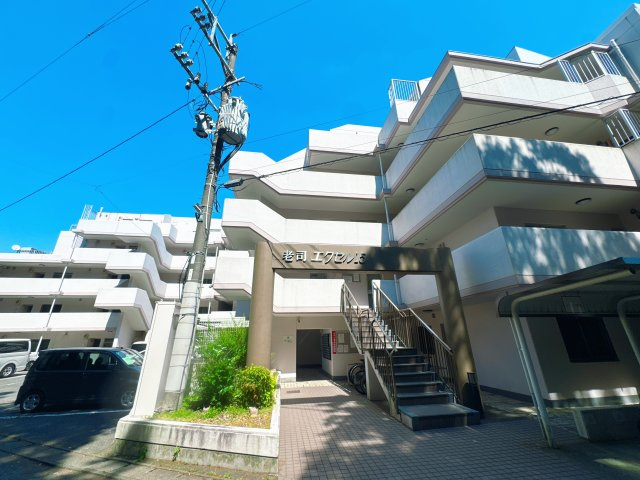 【外観】 | 老司エクセル15☆仲介手数料半額☆ | 幹線道路へのアクセスが良く、飲食店やドラッグストアなどのロードサイド店舗も充実した便利な立地です。利便性を享受しながらも、一歩入ると静かな街並みが広がっており、快適な新生活をスタートいただけます。