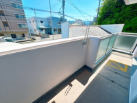 【バルコニー】 | 老司エクセル15☆仲介手数料半額☆ | 広すぎないからこそ、日々のお手入れが驚くほど簡単。サッと掃き掃除ができるサイズ感で、常に清潔な空間を保てます。家事の負担を減らし、自分時間を大切にしたい方にぴったりの設計です。