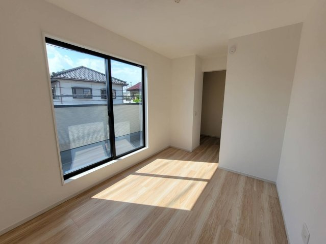 【LIGARE】宇都宮市双葉 第5期 全2棟の洋室|〇1号棟・2階7帖洋室〇
机やベッドを置いてもゆとりが出るサイズ感です♪
窓から光が差し込む明るい空間で、毎日を気持ちよく過ごせます！
※2026年6月撮影