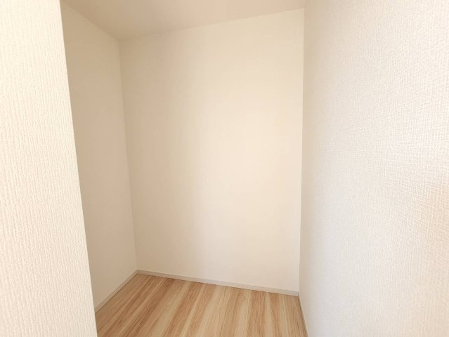 【LIGARE】宇都宮市双葉 第5期 全2棟の収納|〇1号棟・2階7帖洋室〇
まるでショップのような収納空間！
季節ごとの衣類もすっきり整理できて、家族の持ち物を丸ごと受け止めてくれます☆
※2026年6月撮影