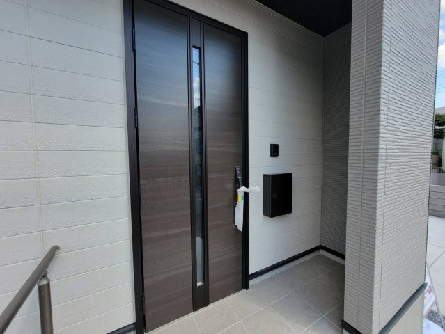 【LIGARE】宇都宮市双葉 第5期 全2棟の玄関|〇1号棟〇
防犯に欠かせないインターホンと、中身をしっかり守るダイヤル式ポストを標準完備！
入居したその日から、安全でストレスのない快適な生活が始まります☆
※2026年6月撮影