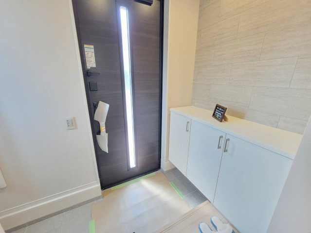 【LIGARE】宇都宮市双葉 第5期 全2棟の玄関|〇1号棟〇
玄関の視界が開け、開放的な印象を与えるロータイプのシューズボックス。
天板に花瓶や写真を置いて飾り棚として活用すれば、殺風景な玄関を温かく演出できます♪
※2026年6月撮影