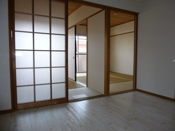 川口ビルの居間・リビング