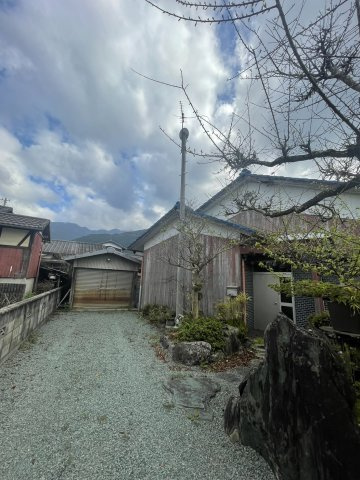 大生院　売土地の外観|99坪超のゆとりある敷地面積を誇り、建築条件がないためこだわりのプランを検討できます。平坦地なので造成費用を抑えやすく、庭や駐車場など土地を有効活用した、自由な設計による住まい作りを楽しめる土地。