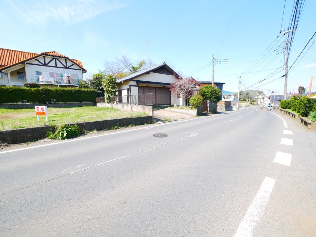 八街市富山　平屋中古戸建の前面道路含む現地写真|2LDK平屋　内装リフォーム済み キッチン・洗面台・トイレ新品 駐車2台可能 公営水道