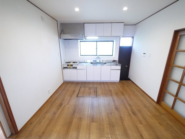 八街市富山　平屋中古戸建の居間・リビング|2LDK平屋　内装リフォーム済み キッチン・洗面台・トイレ新品 駐車2台可能 公営水道