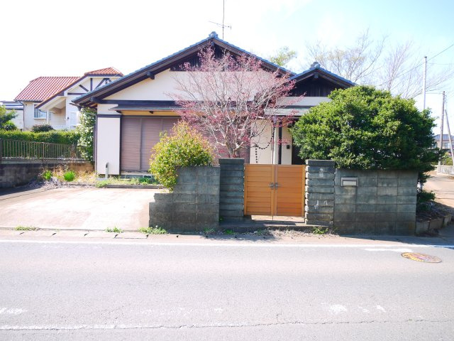 八街市富山　平屋中古戸建の外観|2LDK平屋　内装リフォーム済み キッチン・洗面台・トイレ新品 駐車2台可能 公営水道