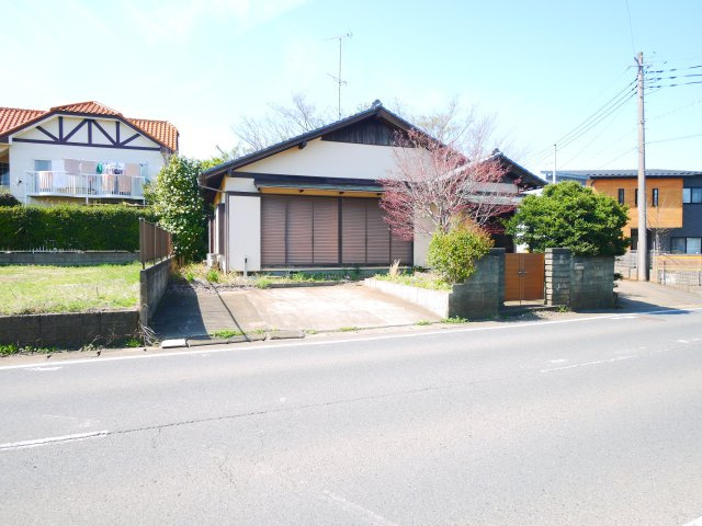 八街市富山　平屋中古戸建の駐車場|2LDK平屋　内装リフォーム済み キッチン・洗面台・トイレ新品 駐車2台可能 公営水道