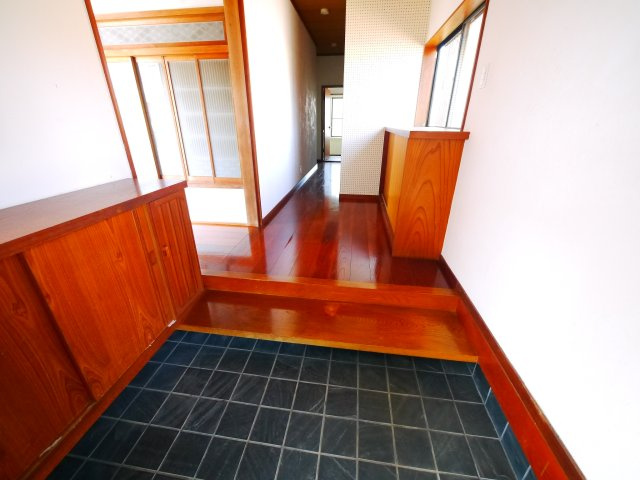 八街市富山　平屋中古戸建の玄関|2LDK平屋　内装リフォーム済み キッチン・洗面台・トイレ新品 駐車2台可能 公営水道