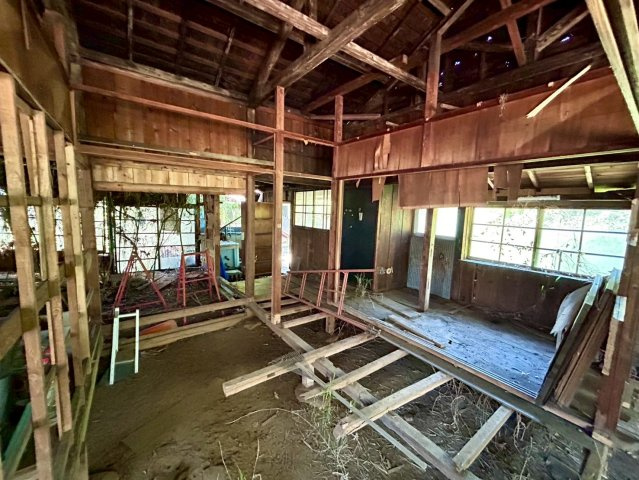 【外観】 | 土地を買う際、住む地域の自治体や福祉の補助制度にも注目してみましょう。子供や老人の医療補助やゴミ出しのルールなど、自治体によってルールに大きな違いがあるため、暮らしやすい土地で判断するとよいでしょう。