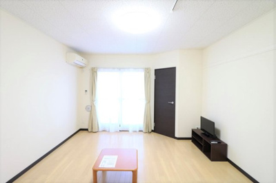 【居間・リビング】 | レオネクストイン園部 | 大型家具家電付きにより初めての一人暮らしの方も安心！