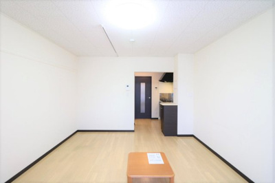 【居間・リビング】 | レオネクストイン園部 | 退寮をお考えの方には家具家電付きがおススメ！