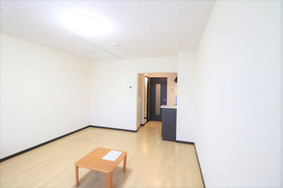 【居間・リビング】 | レオネクストイン園部 | 大型家具家電付きにより初めての一人暮らしの方も安心！
