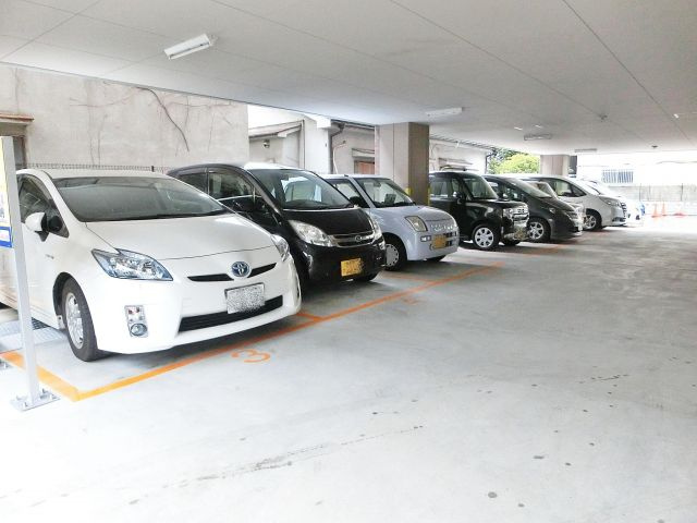 クレド桜川の駐車場