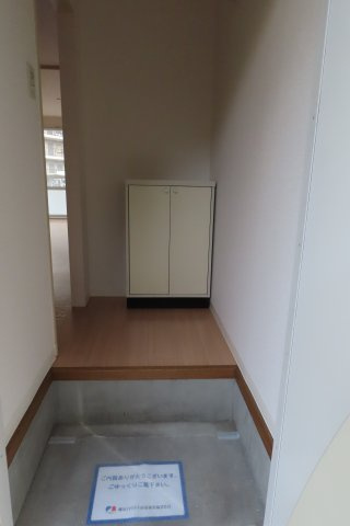 メゾン・ドゥレーヴＡ号棟の玄関|写真は101号室です