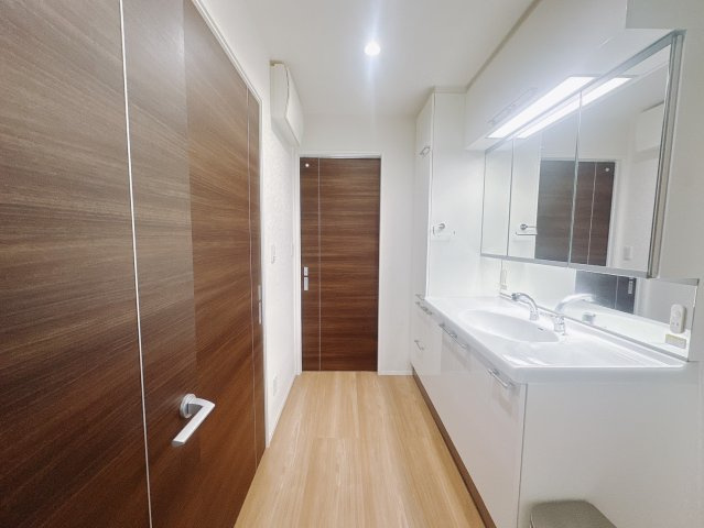 【中古戸建】高崎市金古町の独立洗面台|■洗面室｜ゆとりのある洗面脱衣室ではお子様と並んで歯磨きもできるので一緒に成長を楽しめます♪ひろびろとした洗面室で、朝の準備も楽しくなります☆.*