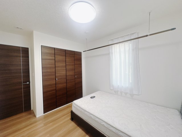【中古戸建】高崎市金古町の洋室|■1階洋室｜お子様の一人部屋にピッタリな洋室。木のぬくもりを感じるフローリングは、天然木の味わいが時とともに深みを増していきます。また、傷にも強く、フリーワックスでお手入れもラクラクです♪
