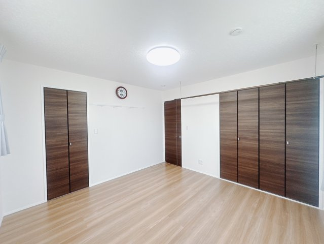 【中古戸建】高崎市金古町の洋室|■1階洋室｜ナチュラルカラーの床です。模様替えなどとても楽しく工夫できます♪陽当たり、風通しもとても良いので毎日快適な生活スタートです！子供部屋にも良いですね♪