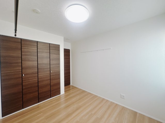 【中古戸建】高崎市金古町の洋室|■1階洋室｜各居室には収納をご用意しています♪常にお部屋を綺麗に保てます！小さなお子様も自然とお片付けができるようになるのでうれしいですよね！