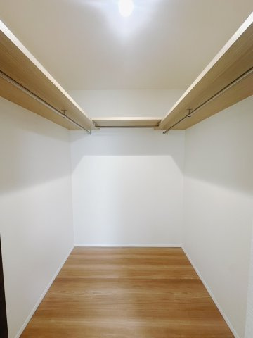 【中古戸建】高崎市金古町の収納|■WIC｜お気に入りのお洋服もシワを作らずきれいに管理ができる夢のウォークインクローゼット！今お使いの収納ケースもスッポリそのまま収まる広さです♪