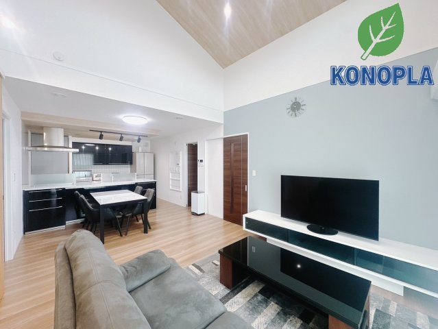 【中古戸建】高崎市金古町の居間・リビング|■リビング｜時の流れと共に陽射しは装いを変え空間に新たな彩りを与えます。一日中家に居ても飽きることなく過ごすことができる素敵な空間です♪