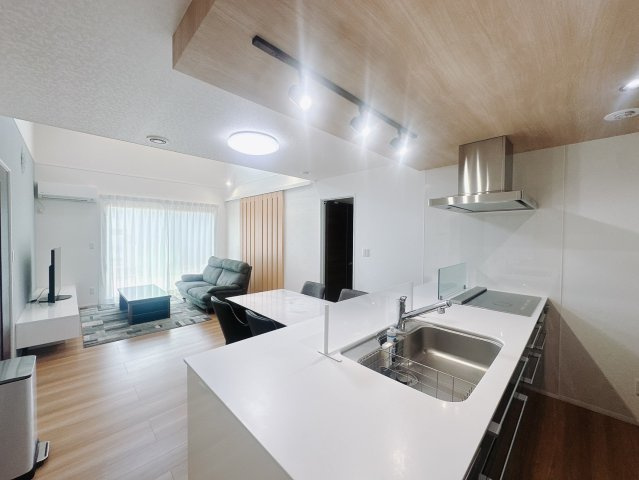 【中古戸建】高崎市金古町の居間・リビング|■リビング｜キッチンからお部屋全体が見渡せる一続きの空間！遊ぶお子様にも目の行き届く安心設計でお部屋のどこにいても会話が弾みます♪