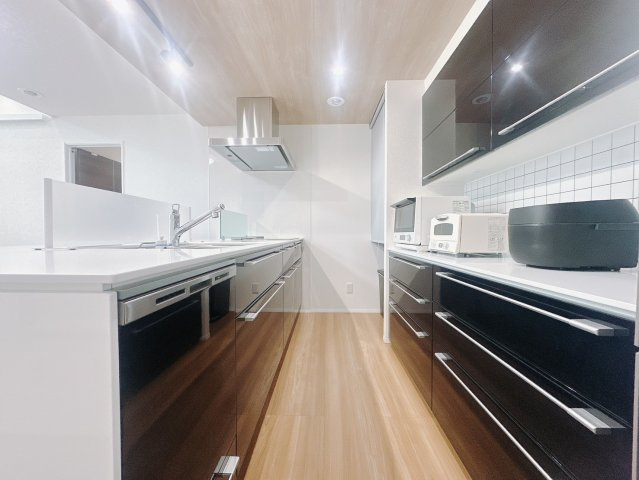 【中古戸建】高崎市金古町のキッチン|■キッチン｜ワークトップの幅が広く、お子様といっしょにお料理をつくったり、ちょっとしたパーティーも楽しめます。フラットなのでお掃除がしやすいのもポイントです♪