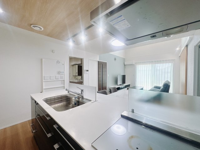 【中古戸建】高崎市金古町のキッチン|■キッチン｜作業がはかどる広々カウンタースペース。会話がはずむ「オープンキッチン」なので家族とのコミュニケーションも活発になります