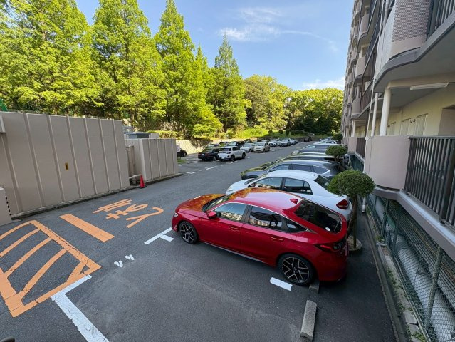 舞子台グリーンマンションの駐車場|車をお持ちの方に嬉しい駐車場付きの物件です