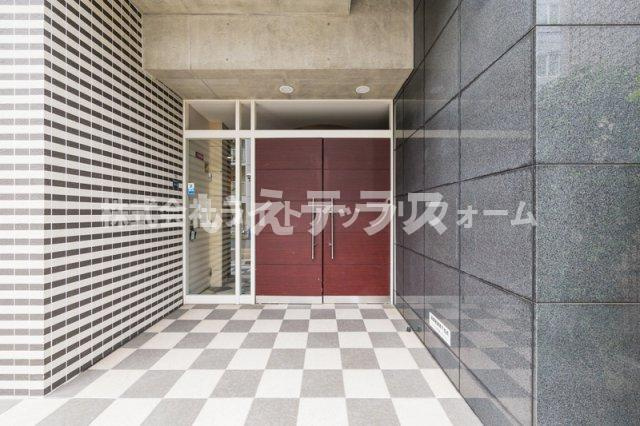 エスティ・ロアール神戸駅前のエントランス