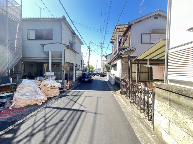 大和高田市築山第５の前面道路含む現地写真