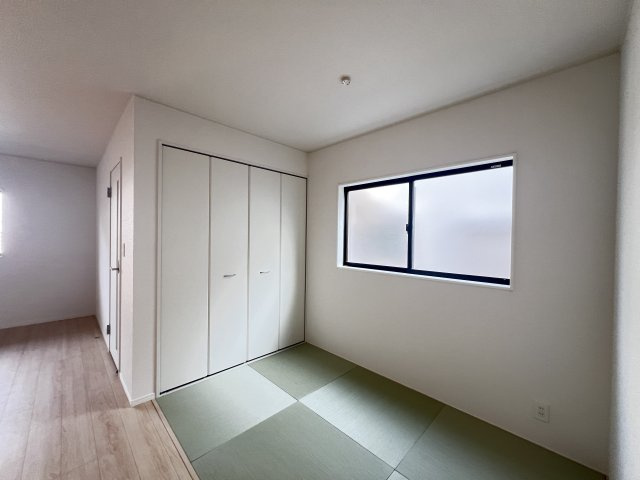 大和高田市築山第５の居間・リビング|LDK15帖に続く畳コーナー3帖