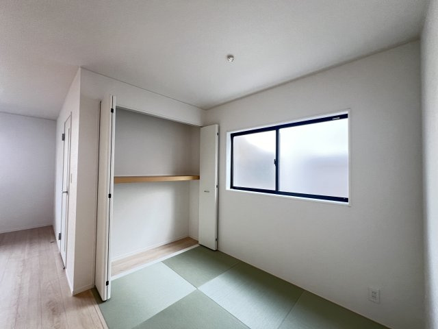 大和高田市築山第５の居間・リビング|畳コーナー3帖　押入収納付き