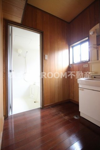 鮫島貸家の洗面所|忙しい朝には欠かせない洗面所です