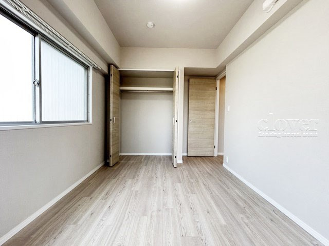【子供部屋】 | ストーク池袋 | 洋室2　収納スペースを備えた洋室。現地をご覧になった際には、部屋の大きさのほか、収納部分のサイズなどもご確認ください。～即日のご見学可能～　お問合せはお気軽にどうぞ。
