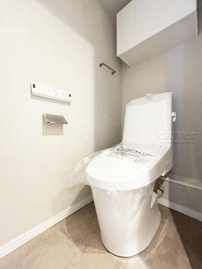 【トイレ】 | ストーク池袋 | 上部に収納を備えたトイレです。自宅の中でも最もプライベートな空間だからこそ、ほしい「落ち着き」がここにあります。～即日のご見学可能～　お問合せはお気軽にどうぞ。
