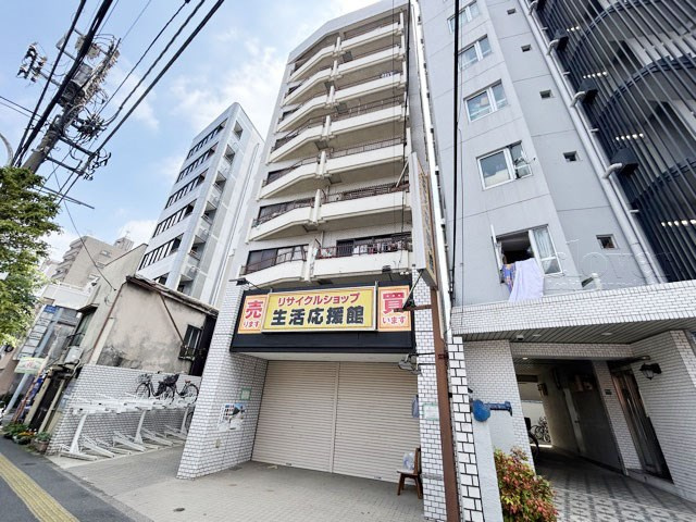 【外観】 | ストーク池袋 | 手入れの行き届いた外壁やエントランスなど、「見ればわかる」レベルで清潔感を保ったマンションです。築年数を感じさせない姿で皆様をお出迎えします。～即日のご見学可能～　お問合せはお気軽にどうぞ。
