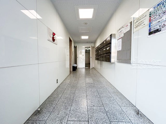 【ロビー】 | ストーク池袋 | 集合ポストなどを備えたエントランスホール。ここもマンションの顔となる部分であり、しっかりと清掃の行き届いたさまに安心感をおぼえます。～即日のご見学可能～　お問合せはお気軽にどうぞ。
