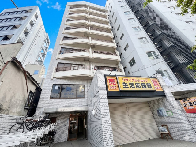 【外観】 | ストーク池袋 | 青空によく映える建物です。手入れの行き届いた外壁やマンション正面エントランスなど、綺麗な姿をぜひ一度、現地にてご覧ください。～即日のご見学可能～　お問合せはお気軽にどうぞ。
