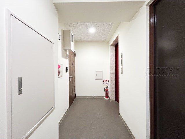 【その他共用部分】 | ストーク池袋 | マンションの共用廊下です。きれいに清掃されています。周囲のお部屋の様子も、ぜひ伺ってみてください。～即日のご見学可能～　お問合せはお気軽にどうぞ。
