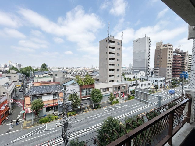 【展望】 | ストーク池袋 | バルコニーの様子。ここからの眺めが、日々のストレスを発散してくれることでしょう。ちなみにバルコニーは専有部分ではなく「共用部分」の扱いです。～即日のご見学可能～　お問合せはお気軽にどうぞ。
