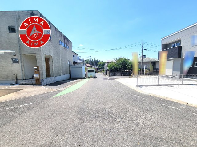 太宰府市石坂2丁目第1-2棟（2号棟）　の前面道路含む現地写真|前面道路は閑静な住宅地をはしる車通りの少ない道路。お車の出し入れが苦手なママや小さなお子様にも安心ですね。しっかり舗装もされているので、ベビーカーや自転車で通っても快適に通行できます。